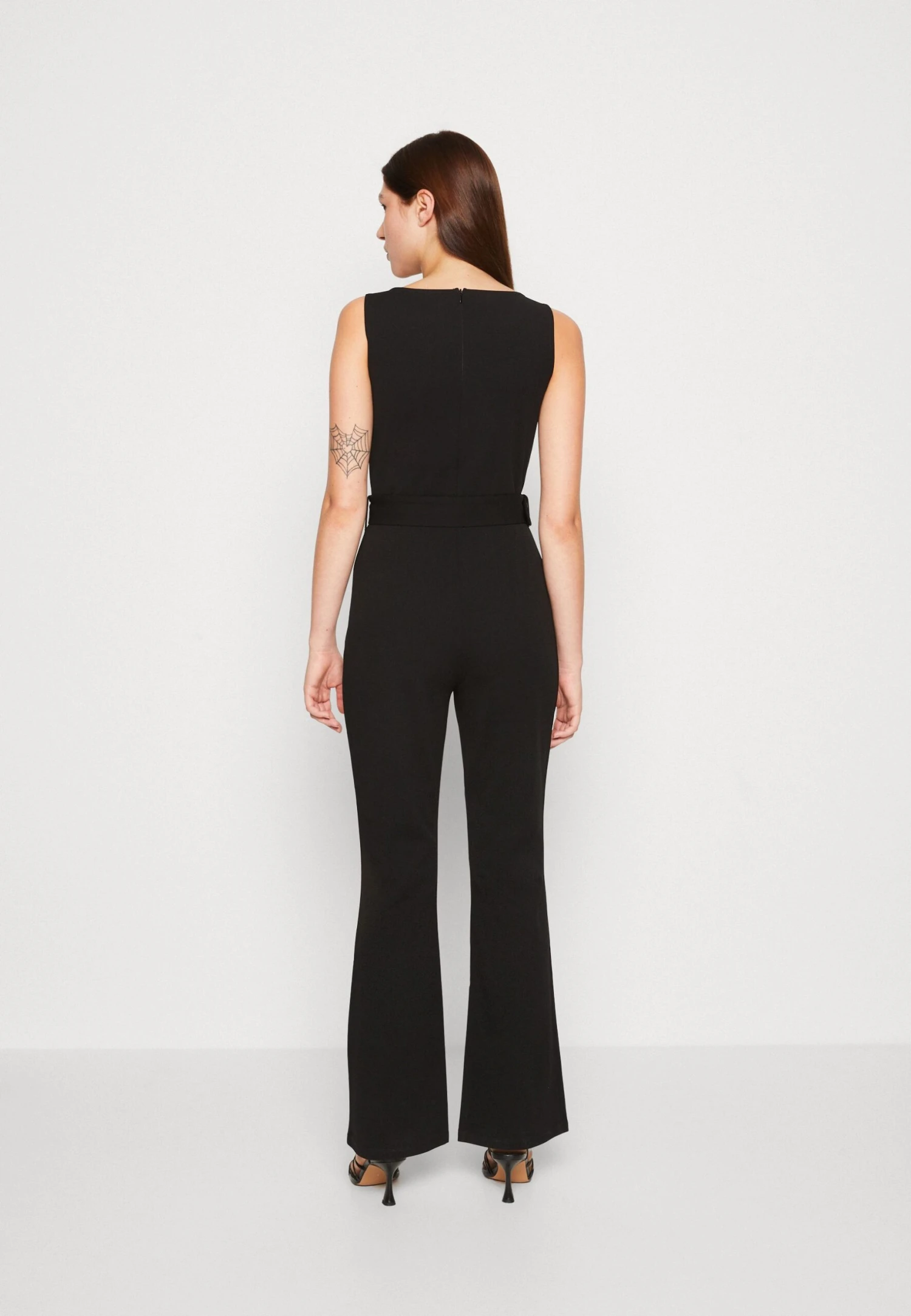 Even&Odd Going Out Low V Neck Flared Leg Belted - Jumpsuit - Black 5 Even&Odd Going Out Low V Neck Flared Leg Belted - Jumpsuit - Black - Bilde 3