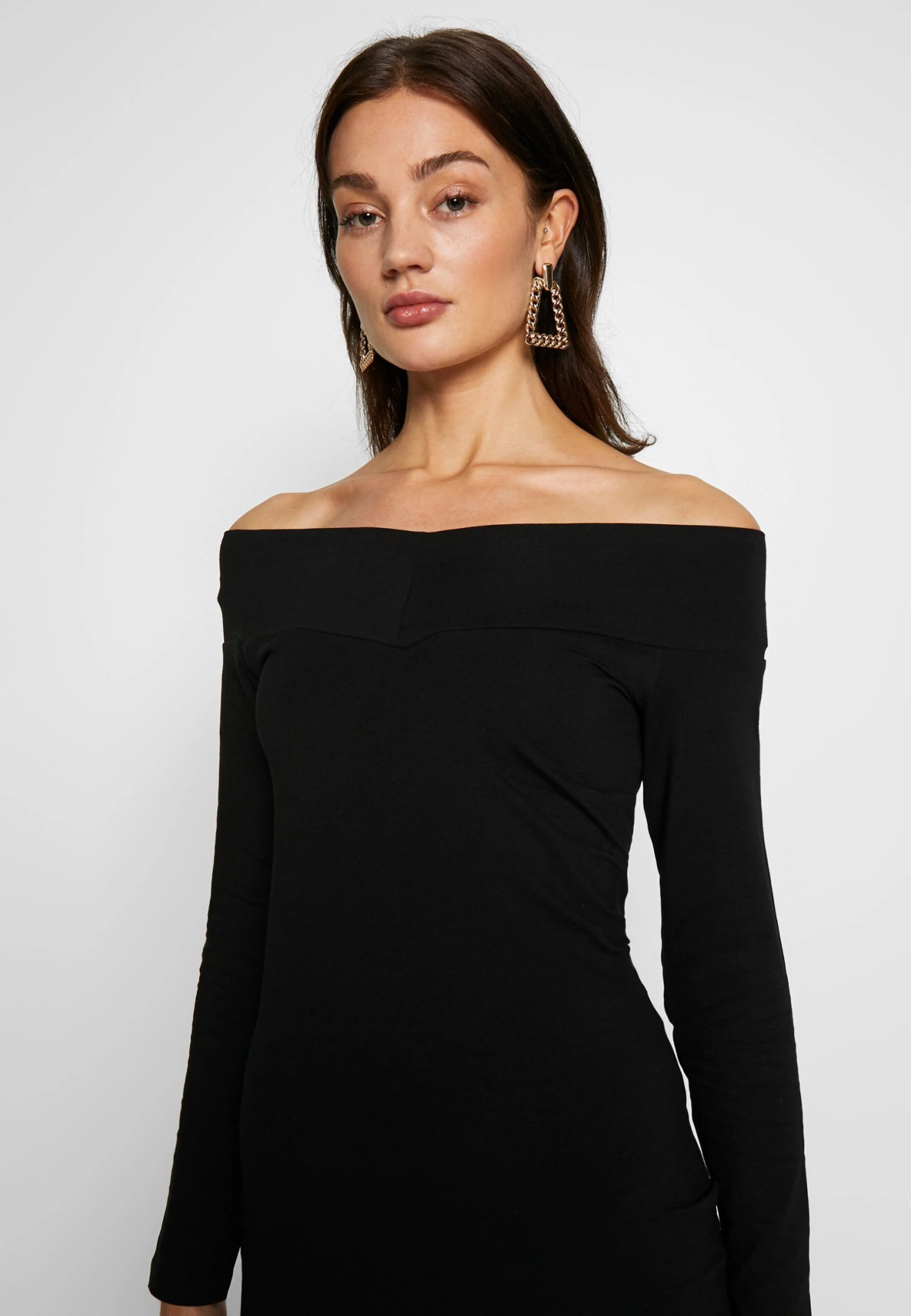 Even&Odd Basic - Off-Shoulder Mini Long Sleeves Dress - Etuikjole - Black 6 Even&Odd Basic - Off-Shoulder Mini Long Sleeves Dress - Etuikjole - Black - Bilde 4
