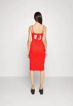 Even&Odd Eo-Ss23-C144-Sj / Strappy V Neck Knot Front Waist Midi Dress / 302 - Red - Kjole - Red -Even&Odd 5dfd27ad6056474f8b8c1440cc16c396