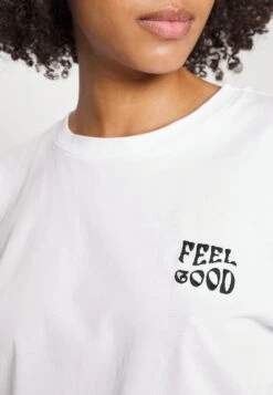 Even&Odd Clare Feel Good Chest Artwork- T-Shirts Med Print - White -Even&Odd 776ed0e7e8de4b1ba859a48e031bf46e
