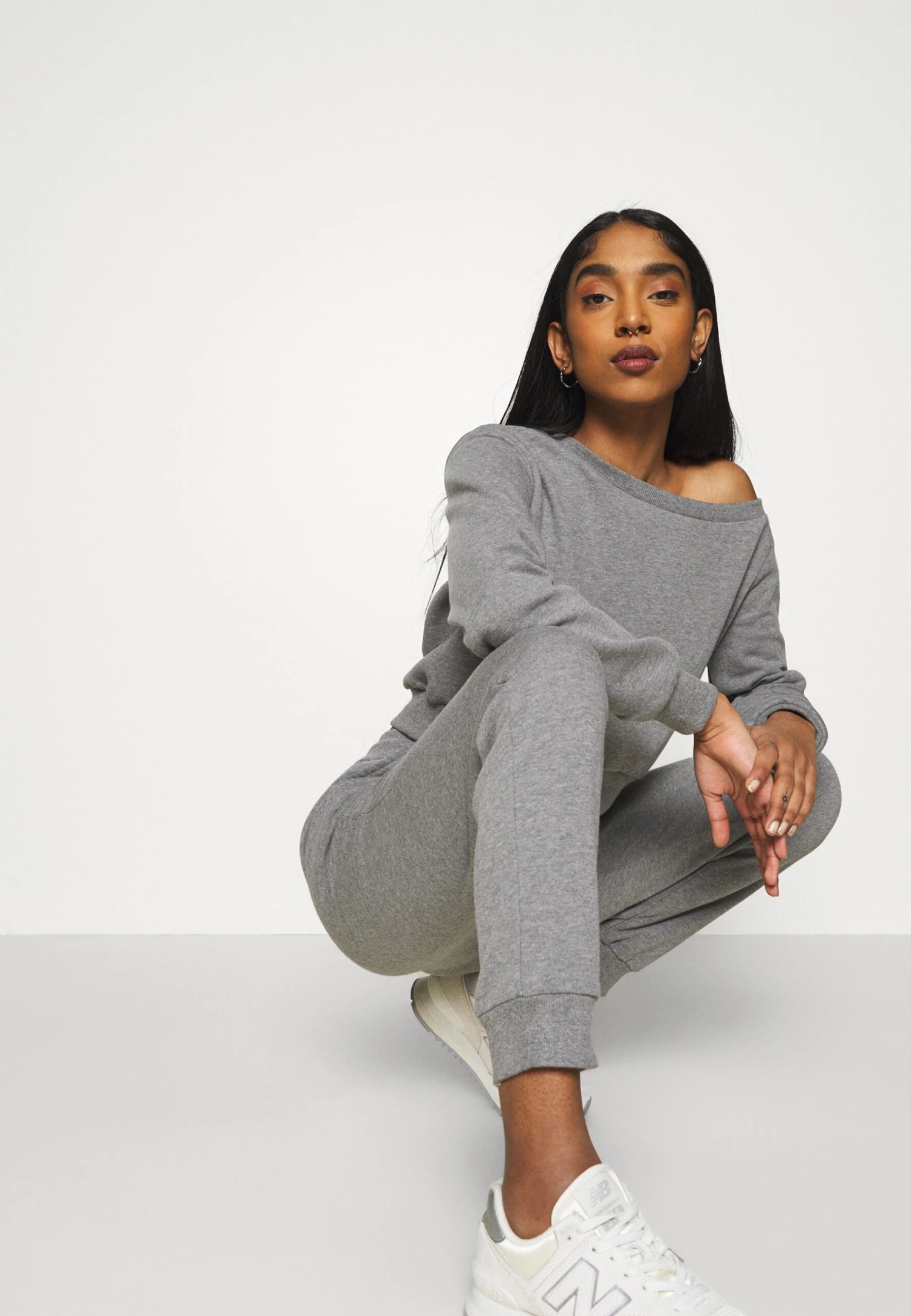 Even&Odd Off Shoulder&Jogger Set - Sweatshirt - Mottled Grey 8 Even&Odd Off Shoulder&Jogger Set - Sweatshirt - Mottled Grey - Bilde 6