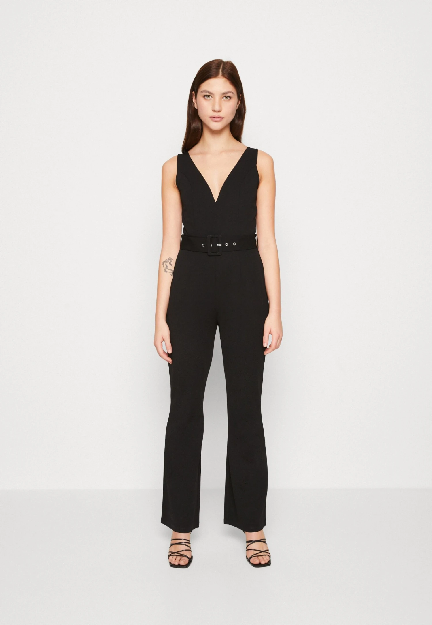 Even&Odd Going Out Low V Neck Flared Leg Belted - Jumpsuit - Black 4 Even&Odd Going Out Low V Neck Flared Leg Belted - Jumpsuit - Black - Bilde 2