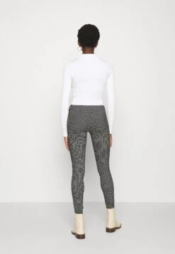 Even&Odd 2 Pack - Strikkegenser - Black/White 11 Even&Odd 2 Pack - Strikkegenser - Black/White -Even&Odd e4ccb4a491b944f8a502c12963fd630b