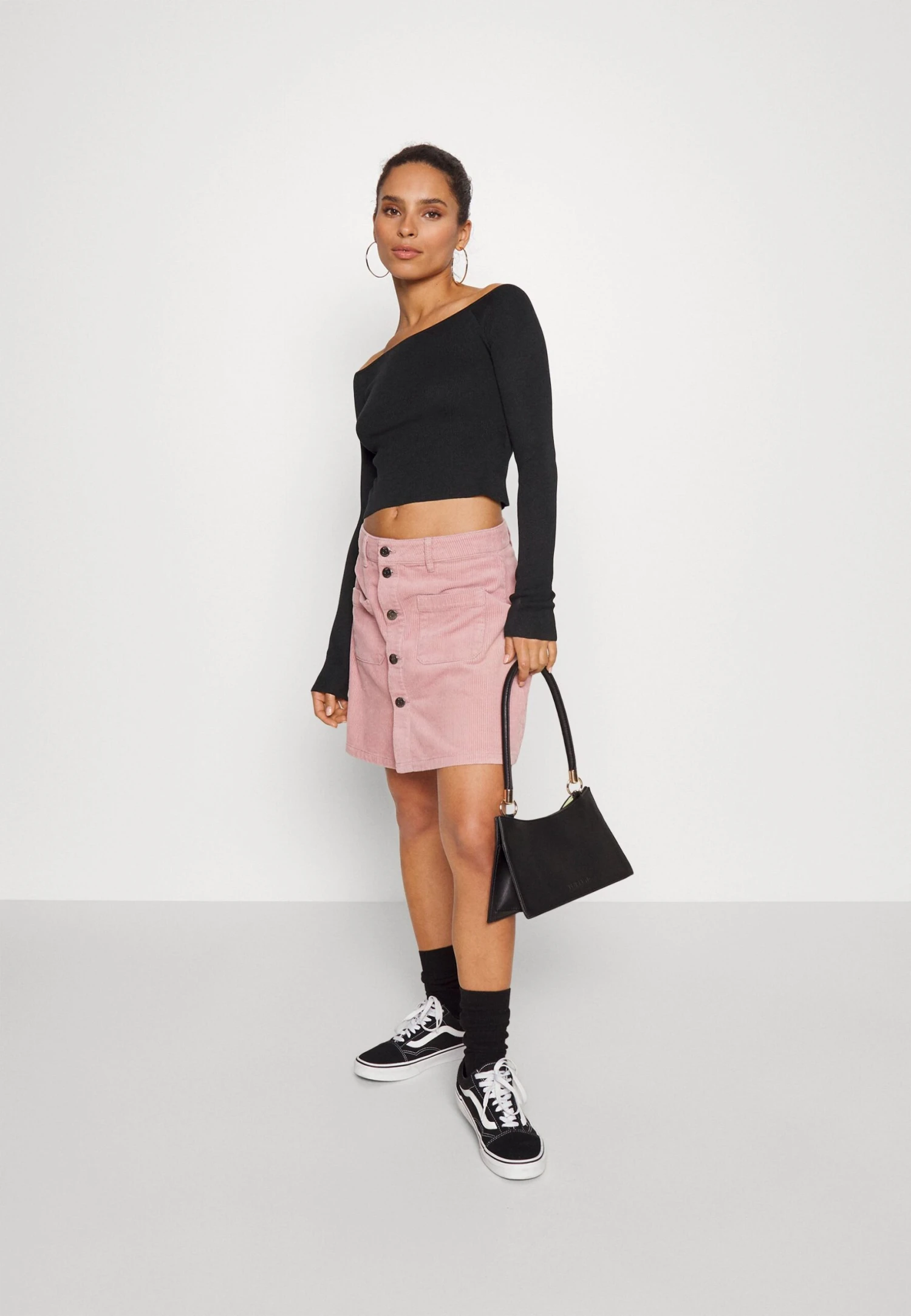 Offshoulder Basic- Strikkegenser - Black 4 Offshoulder Basic- Strikkegenser - Black - Bilde 2